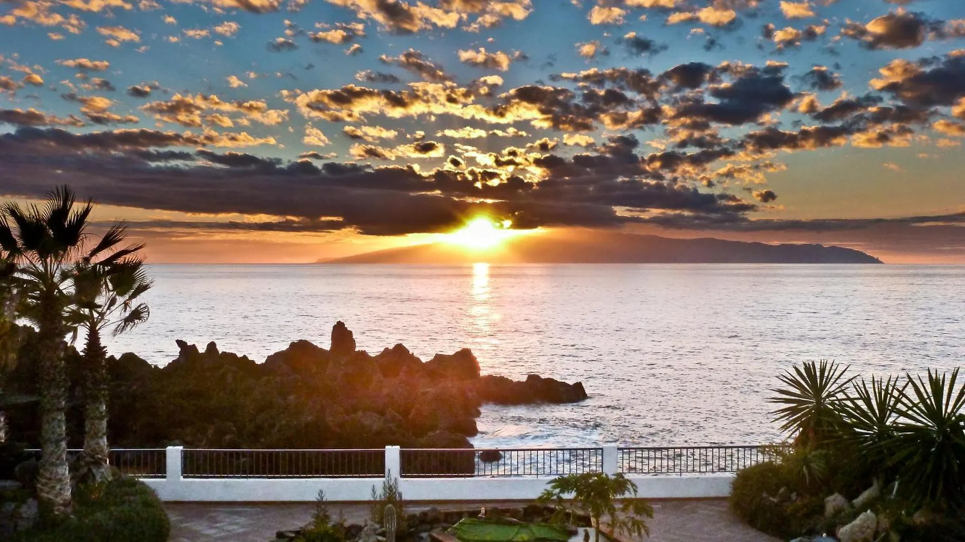 Lejlighed Luxury Oceanfront Apt In Villa - Next To Beach Puerto de Santiago